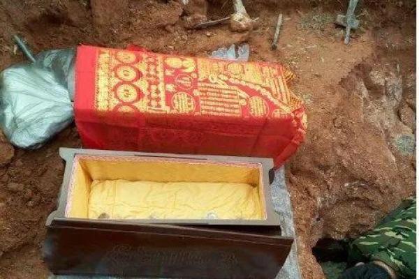 迁坟动土有什么讲究(迁坟动土四句)