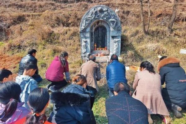 清明修坟动土有什么讲究(清明修坟动土有什么讲究没)