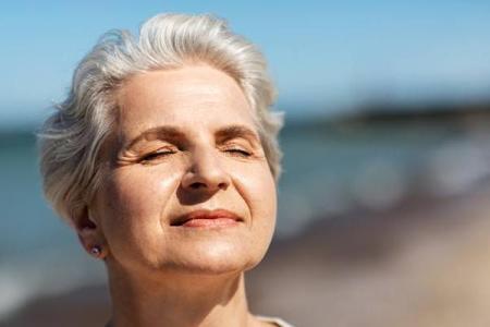 45岁女人梦见自己头发全白